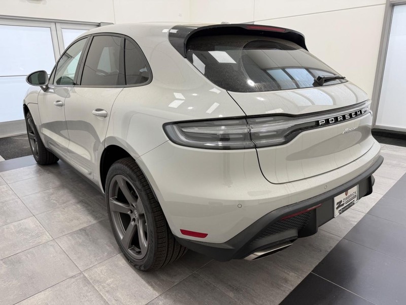 Porsche Macan Vehicle Full-screen Gallery Image 3