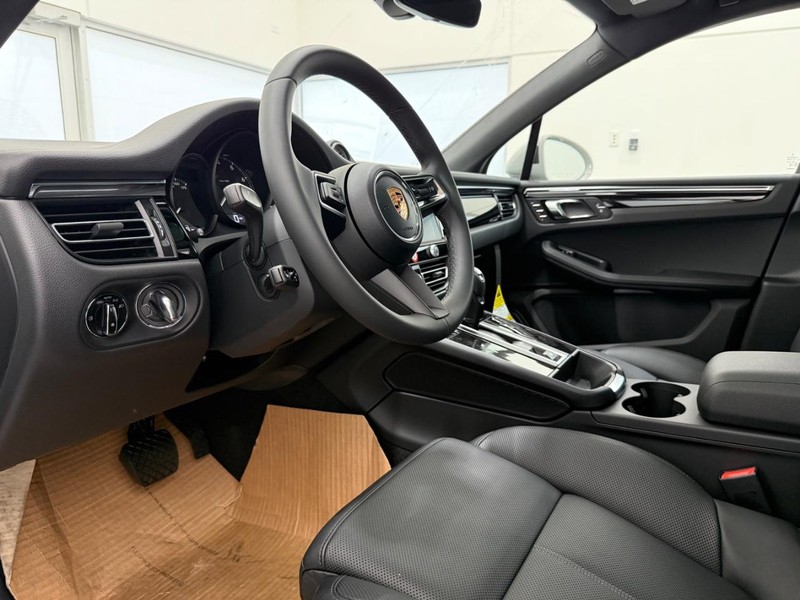 Porsche Macan Vehicle Full-screen Gallery Image 4