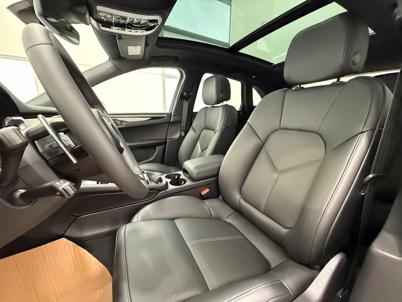 Porsche Macan Vehicle Full-screen Gallery Image 5