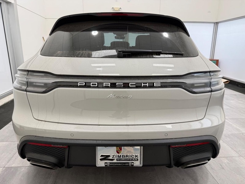 Porsche Macan Vehicle Full-screen Gallery Image 6