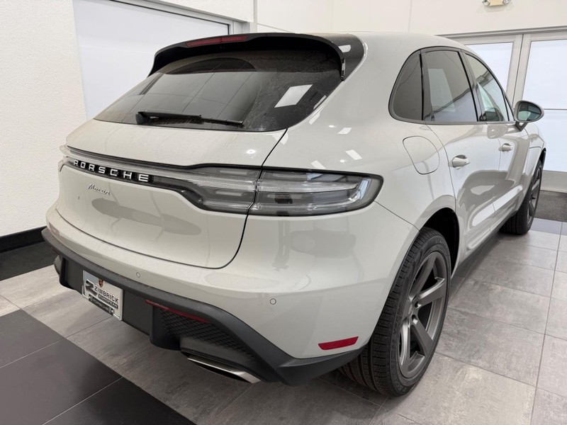 Porsche Macan Vehicle Full-screen Gallery Image 7