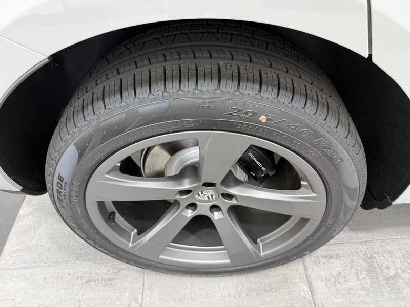 Porsche Macan Vehicle Full-screen Gallery Image 8