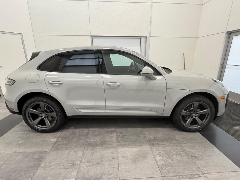 Porsche Macan Vehicle Full-screen Gallery Image 9