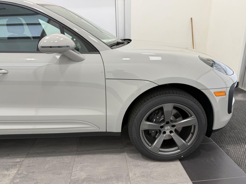 Porsche Macan Vehicle Full-screen Gallery Image 10