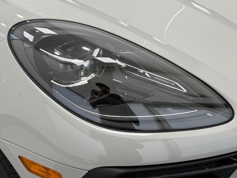 Porsche Macan Vehicle Full-screen Gallery Image 11