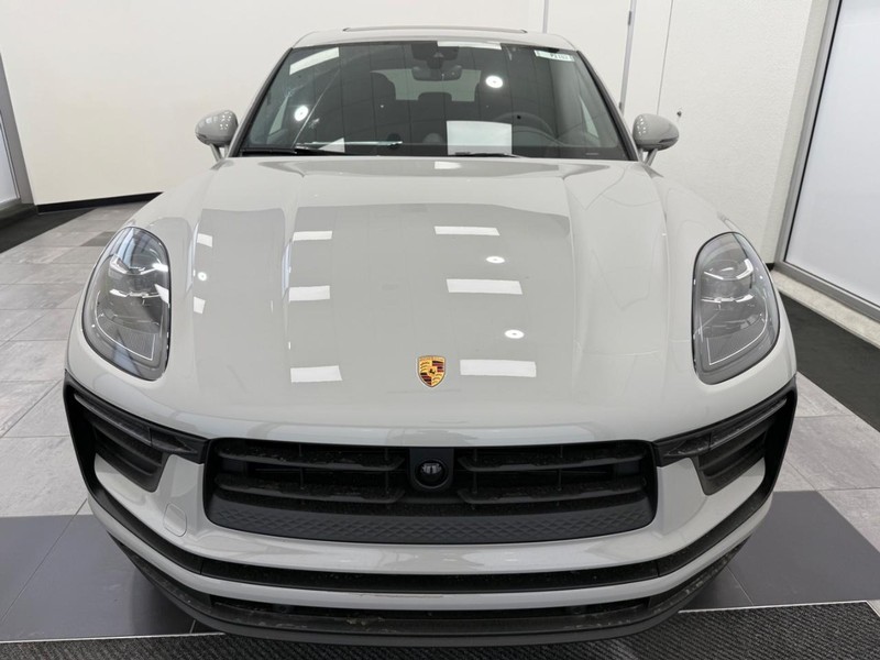 Porsche Macan Vehicle Full-screen Gallery Image 12