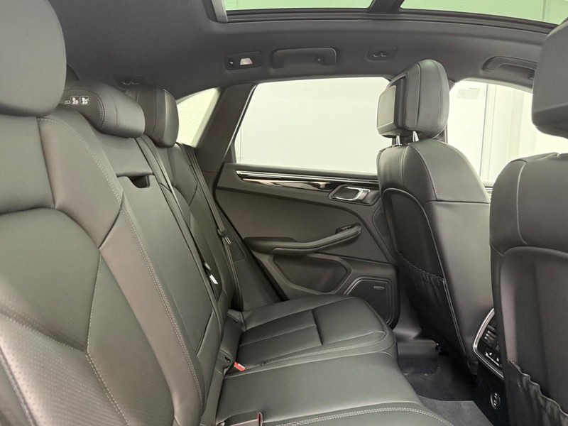 Porsche Macan Vehicle Full-screen Gallery Image 13