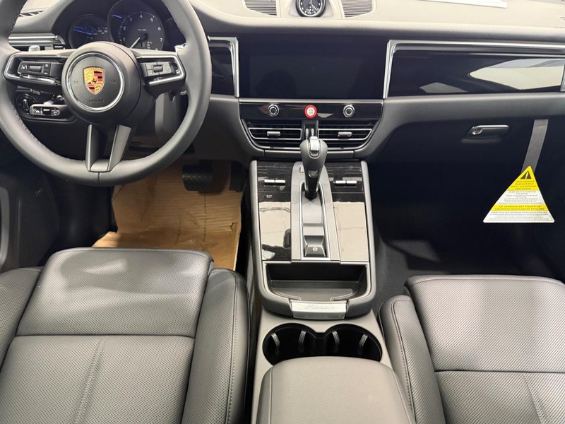 Porsche Macan Vehicle Full-screen Gallery Image 14