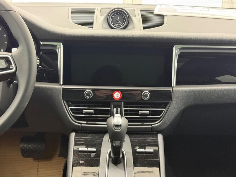 Porsche Macan Vehicle Full-screen Gallery Image 15