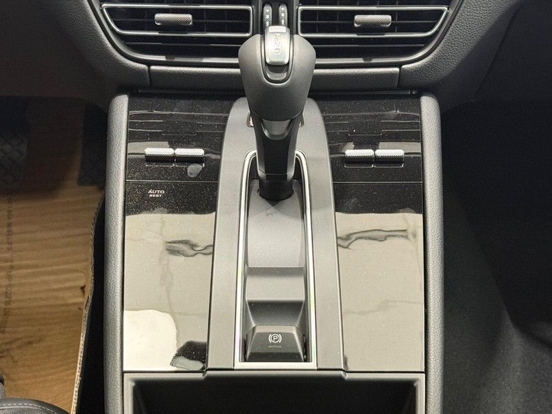 Porsche Macan Vehicle Full-screen Gallery Image 16