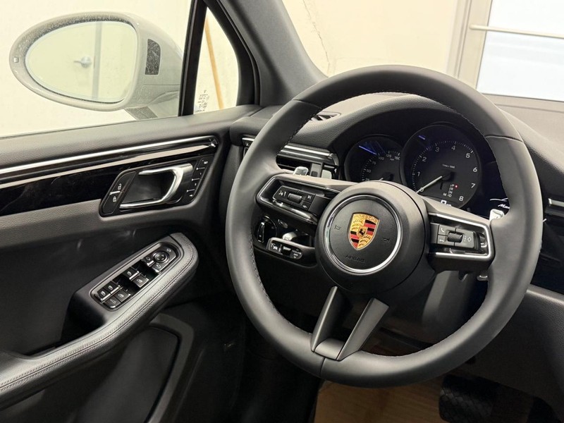 Porsche Macan Vehicle Full-screen Gallery Image 17