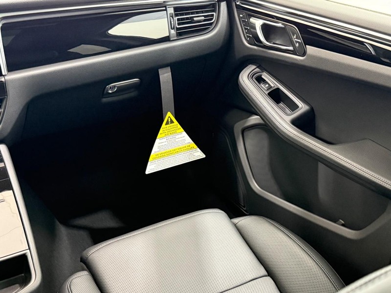 Porsche Macan Vehicle Full-screen Gallery Image 18