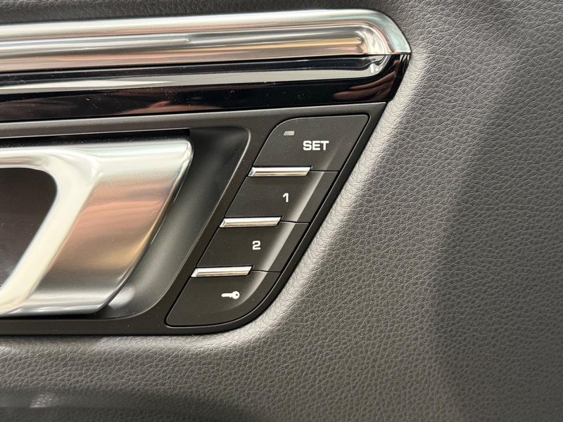 Porsche Macan Vehicle Full-screen Gallery Image 19