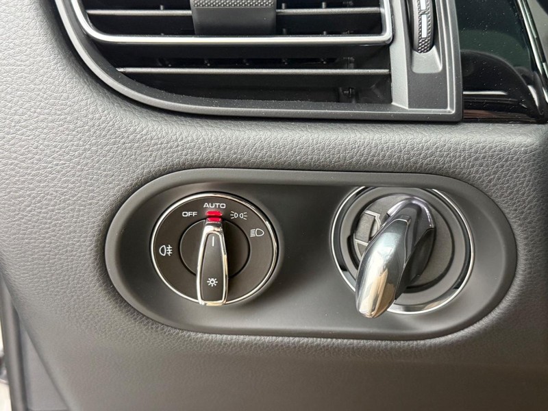 Porsche Macan Vehicle Full-screen Gallery Image 20