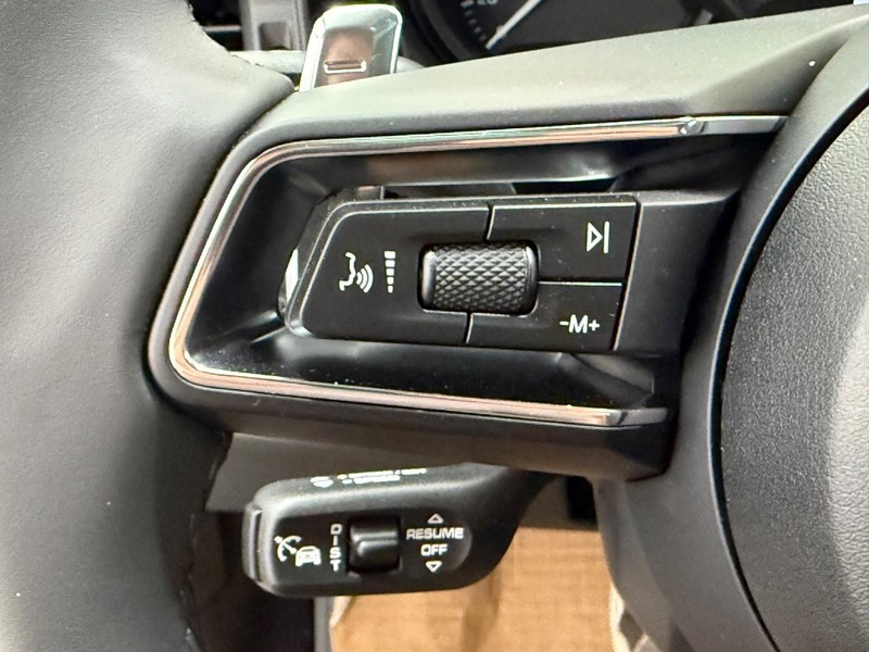 Porsche Macan Vehicle Full-screen Gallery Image 21