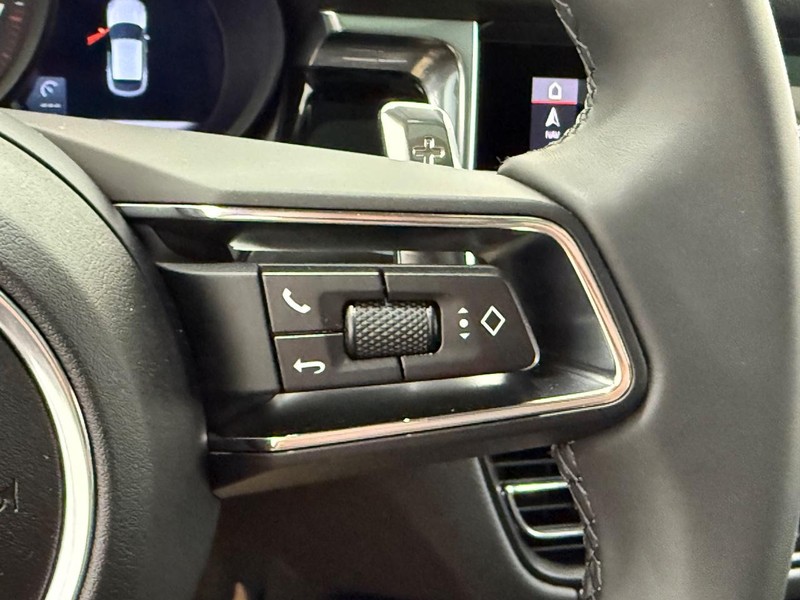 Porsche Macan Vehicle Full-screen Gallery Image 22