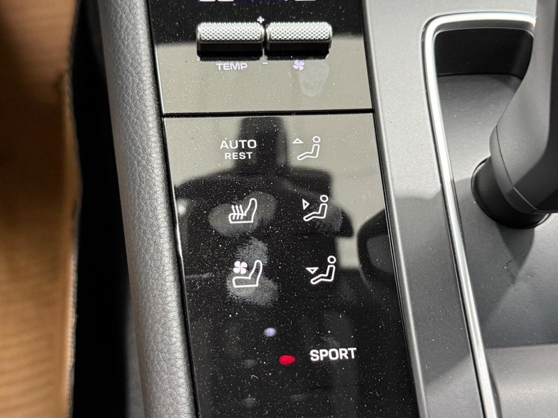 Porsche Macan Vehicle Full-screen Gallery Image 24