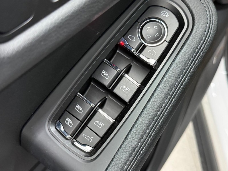 Porsche Macan Vehicle Full-screen Gallery Image 26