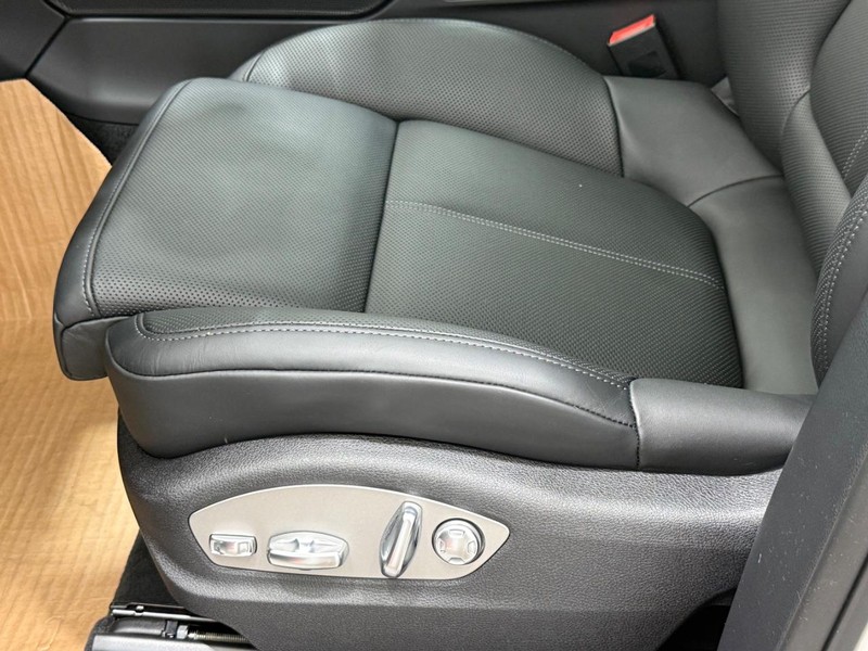 Porsche Macan Vehicle Full-screen Gallery Image 27