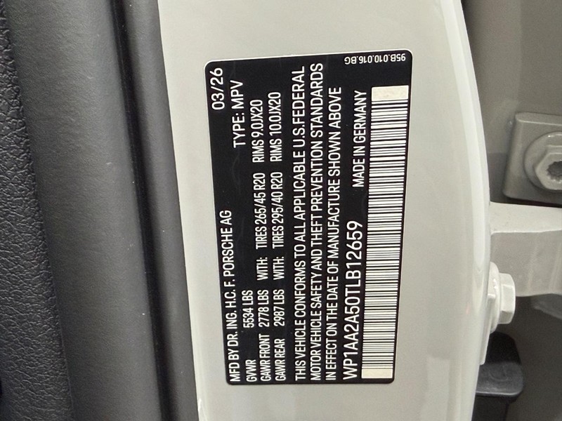 Porsche Macan Vehicle Full-screen Gallery Image 28