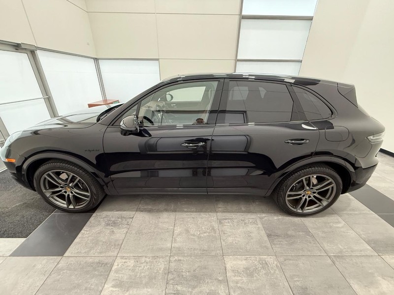 Porsche Cayenne Vehicle Full-screen Gallery Image 2