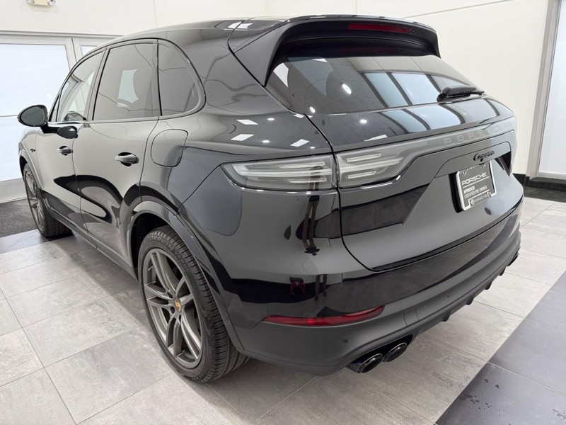 Porsche Cayenne Vehicle Full-screen Gallery Image 3