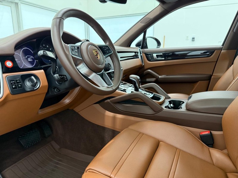 Porsche Cayenne Vehicle Full-screen Gallery Image 4