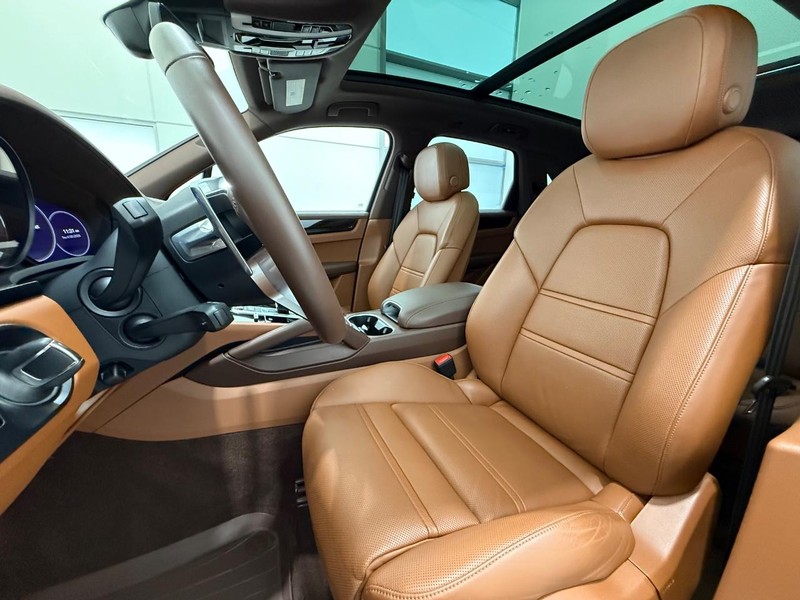 Porsche Cayenne Vehicle Full-screen Gallery Image 5