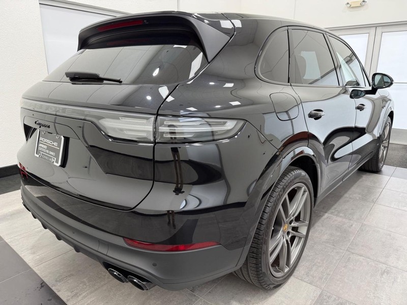 Porsche Cayenne Vehicle Full-screen Gallery Image 7