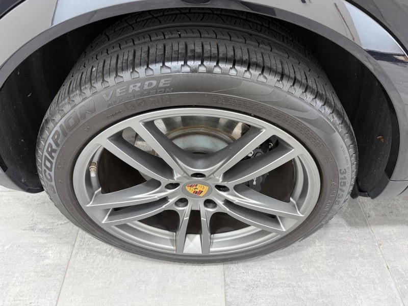 Porsche Cayenne Vehicle Full-screen Gallery Image 8