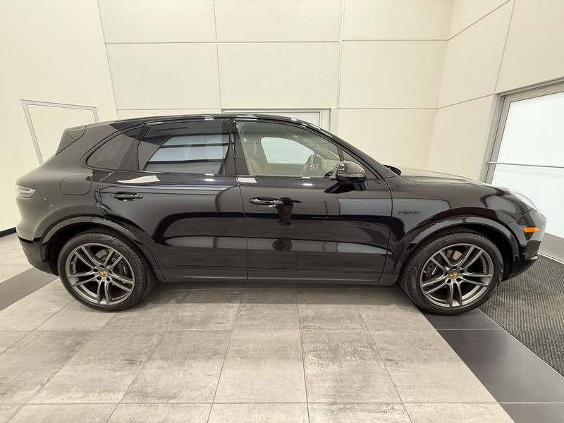 Porsche Cayenne Vehicle Full-screen Gallery Image 9