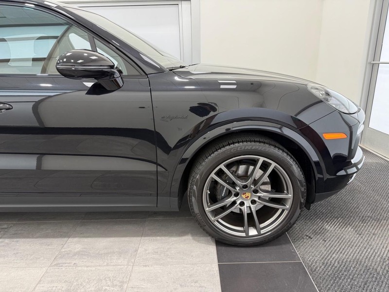 Porsche Cayenne Vehicle Full-screen Gallery Image 10