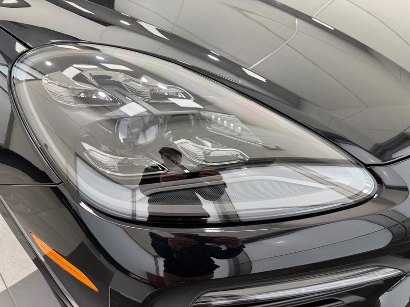 Porsche Cayenne Vehicle Full-screen Gallery Image 11