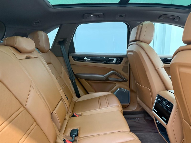 Porsche Cayenne Vehicle Full-screen Gallery Image 13