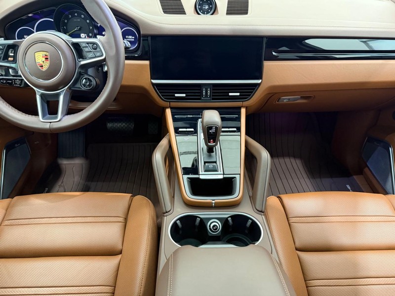 Porsche Cayenne Vehicle Full-screen Gallery Image 14