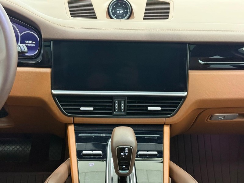 Porsche Cayenne Vehicle Full-screen Gallery Image 15