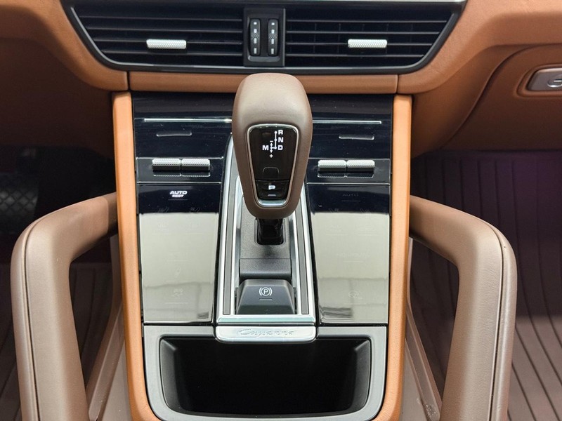Porsche Cayenne Vehicle Full-screen Gallery Image 16