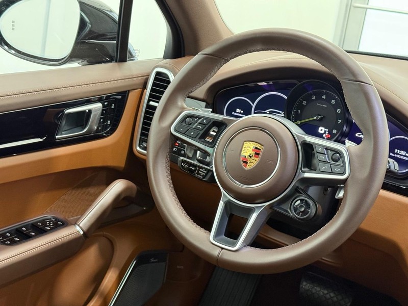 Porsche Cayenne Vehicle Full-screen Gallery Image 17