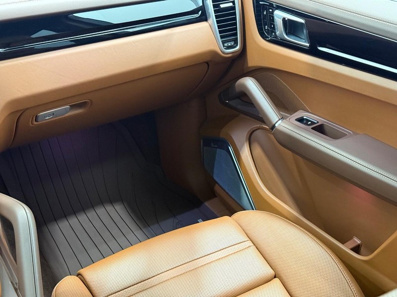 Porsche Cayenne Vehicle Full-screen Gallery Image 18