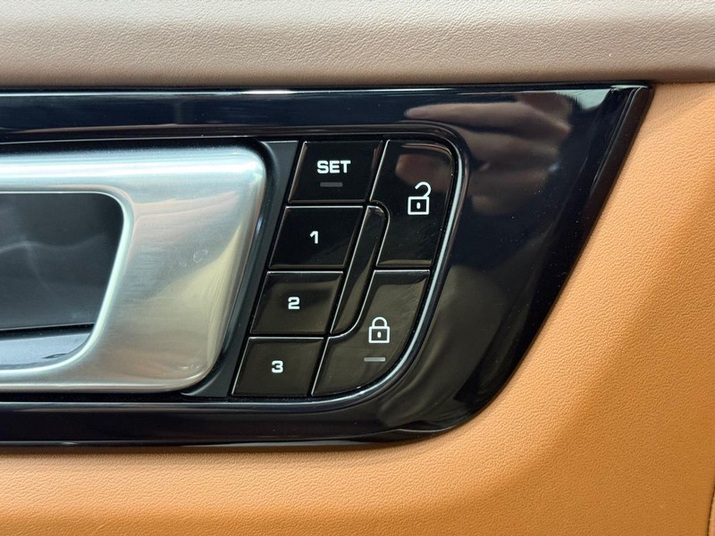 Porsche Cayenne Vehicle Full-screen Gallery Image 19