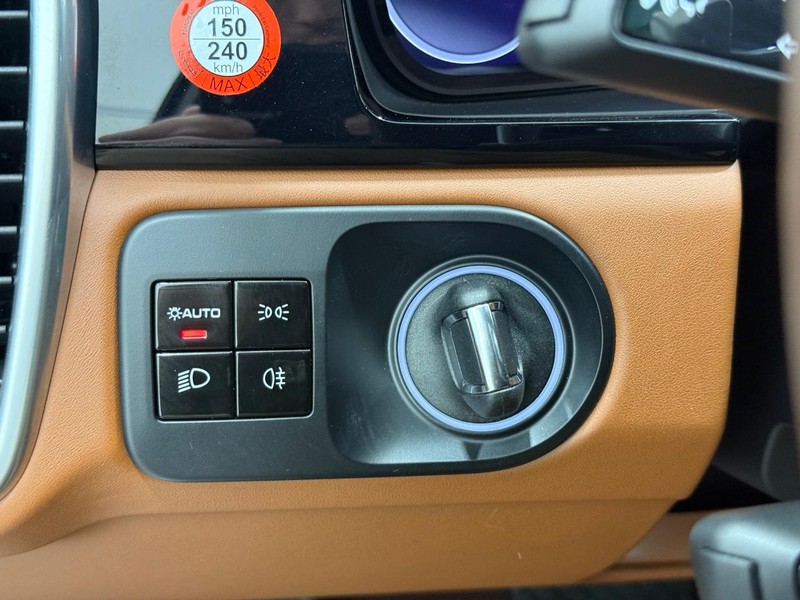 Porsche Cayenne Vehicle Full-screen Gallery Image 20