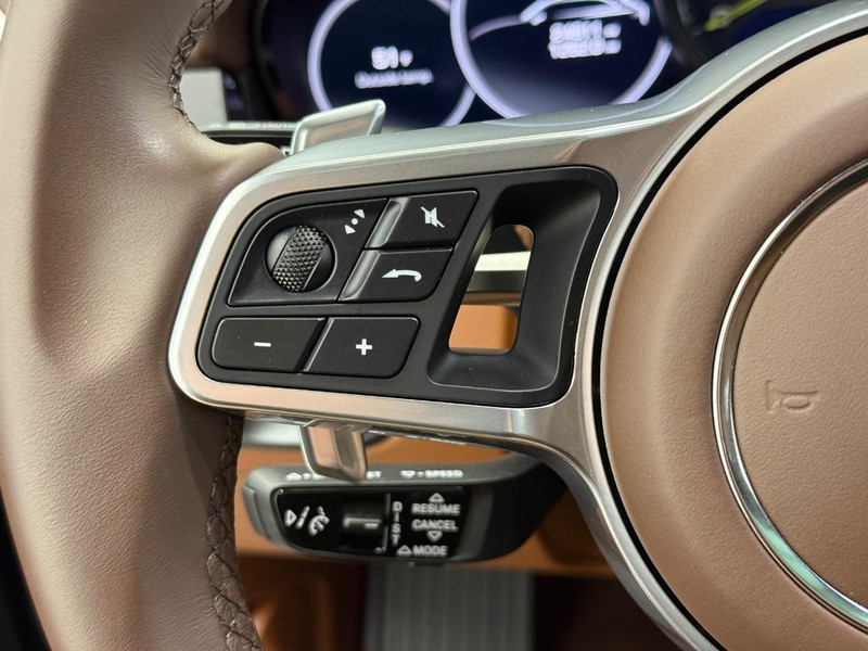 Porsche Cayenne Vehicle Full-screen Gallery Image 21