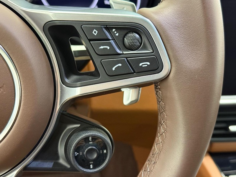Porsche Cayenne Vehicle Full-screen Gallery Image 22