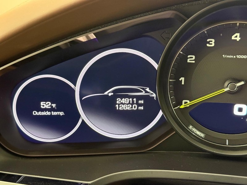 Porsche Cayenne Vehicle Full-screen Gallery Image 23