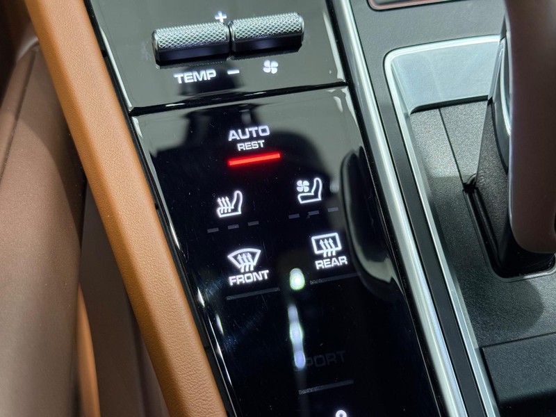 Porsche Cayenne Vehicle Full-screen Gallery Image 25