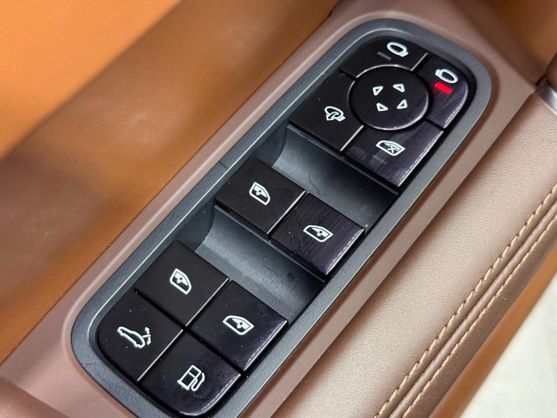 Porsche Cayenne Vehicle Full-screen Gallery Image 27
