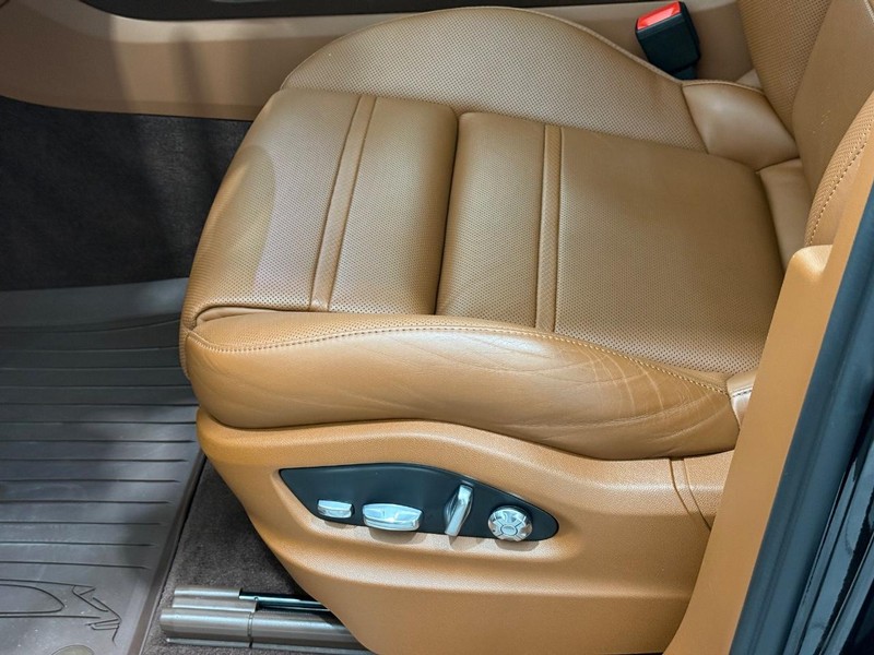 Porsche Cayenne Vehicle Full-screen Gallery Image 28