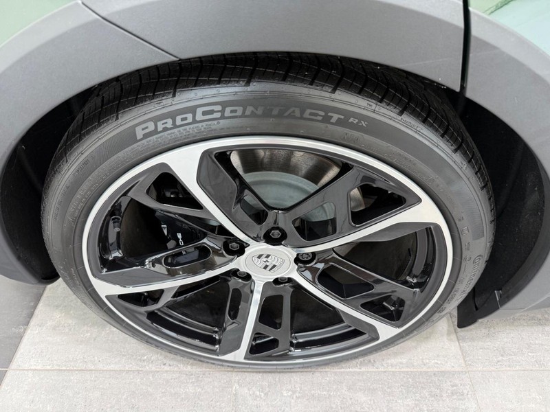 Porsche Taycan Vehicle Full-screen Gallery Image 8