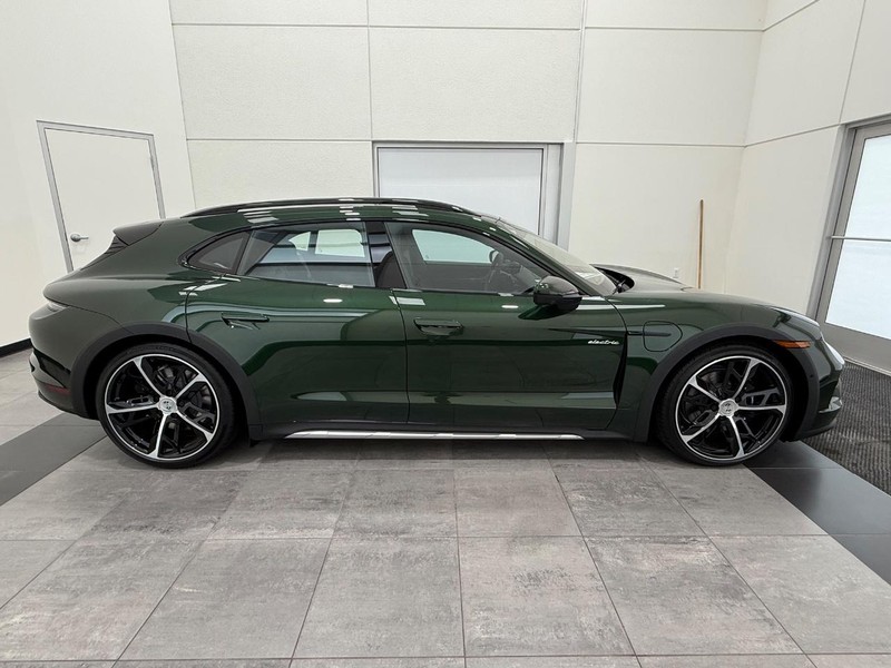 Porsche Taycan Vehicle Full-screen Gallery Image 9