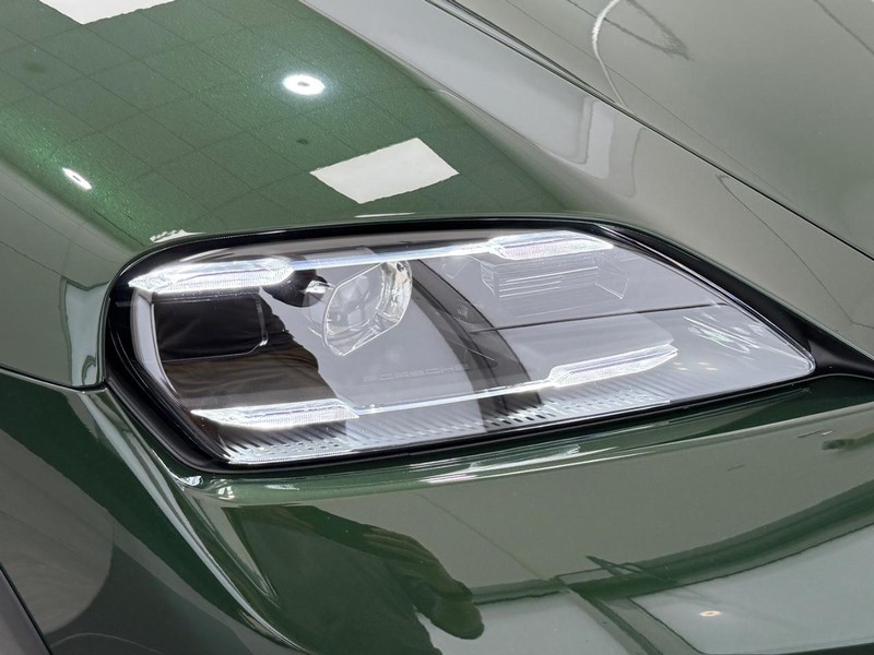 Porsche Taycan Vehicle Full-screen Gallery Image 11